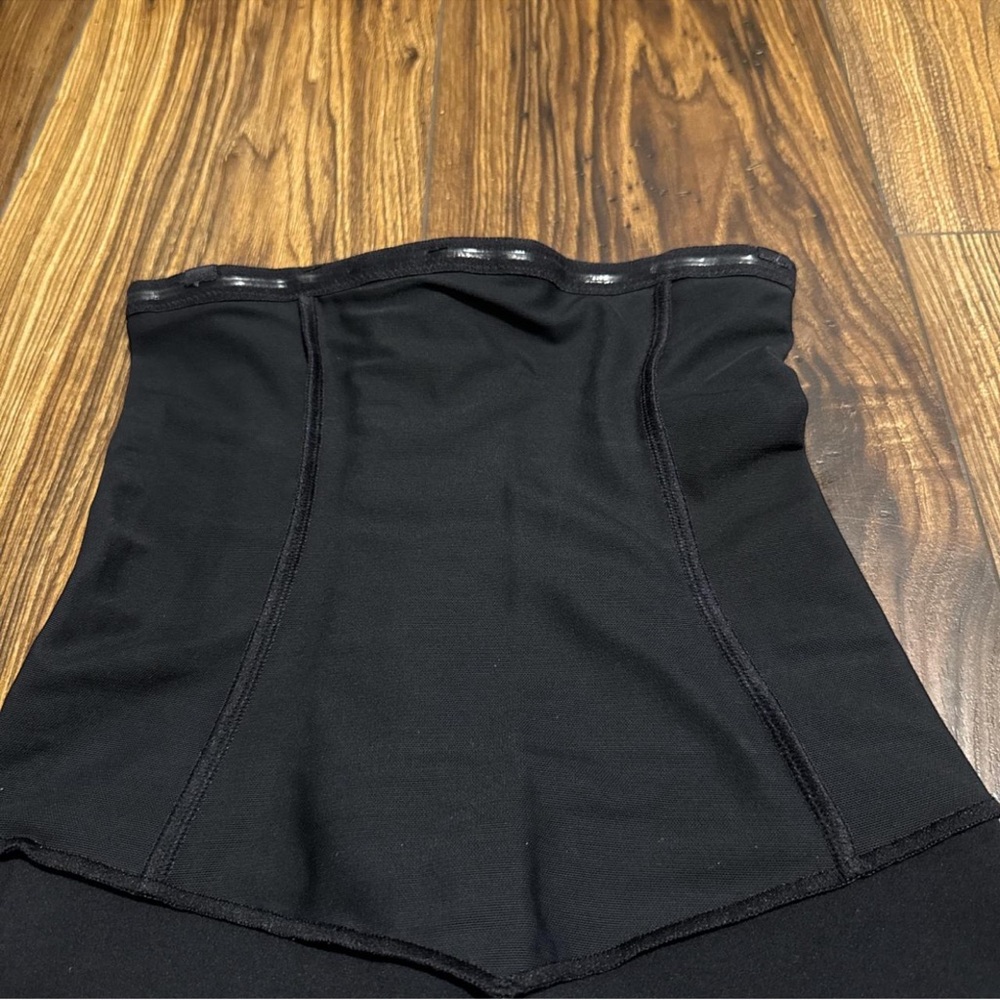Extra High Waisted Firm Shaper Short - Picture 4 of 6